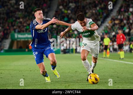 ELCHE, ESPAGNE - 5 AVRIL : Francisco Mascarenha Centre-attaquant du Real Oviedo concourt pour le ballon avec Nico Fernandez arrière gauche d'Elche CF lors du match LaLiga Hypermotion entre Elche CF et Real Oviedo au stade Manuel Martinez Valero, le 5 avril 2024 à Elche, Espagne. (Photo de Francisco Macia/photos Players images) Banque D'Images