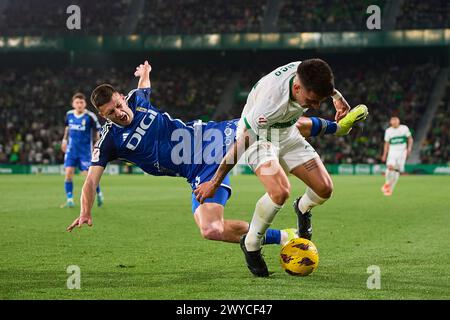 ELCHE, ESPAGNE - 5 AVRIL : Francisco Mascarenha Centre-attaquant du Real Oviedo concourt pour le ballon avec Nico Fernandez arrière gauche d'Elche CF lors du match LaLiga Hypermotion entre Elche CF et Real Oviedo au stade Manuel Martinez Valero, le 5 avril 2024 à Elche, Espagne. (Photo de Francisco Macia/photos Players images) Banque D'Images