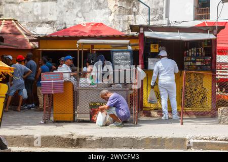 Mode de vie du peuple cubain dans un marché avec des kiosques ou des stands à la Havane, Cuba Banque D'Images