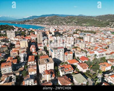 Agropoli : vue aérienne majestueuse d'un joyau côtier dans le sud de l'Italie, offrant des paysages spectaculaires et un riche patrimoine culturel. Banque D'Images