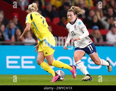 L'anglaise Lauren Hemp (à droite) et la suédoise Jonna Andersson lors du match de qualification de la Ligue A De l'UEFA Women's Euro 2025, Groupe A3 au stade de Wembley, Londres. Date de la photo : vendredi 5 avril 2024. Banque D'Images