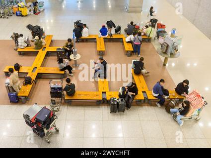 Incheon, Corée du Sud. 05th Apr, 2024. Les voyageurs attendent à l'aéroport international d'Incheon. (Photo de Kim Jae-Hwan/SOPA images/Sipa USA) crédit : Sipa USA/Alamy Live News Banque D'Images