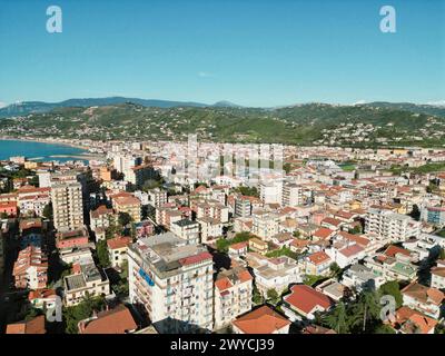 Agropoli : vue aérienne majestueuse d'un joyau côtier dans le sud de l'Italie, offrant des paysages spectaculaires et un riche patrimoine culturel. Banque D'Images