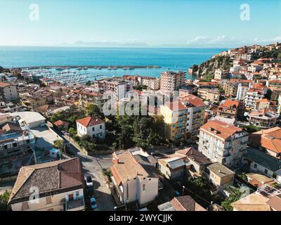 Agropoli : vue aérienne majestueuse d'un joyau côtier dans le sud de l'Italie, offrant des paysages spectaculaires et un riche patrimoine culturel. Banque D'Images