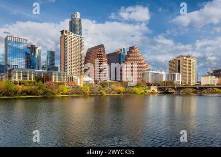 Horizon du centre-ville d'Austin sur le fleuve Colorado à Austin, Texas, États-Unis. Banque D'Images