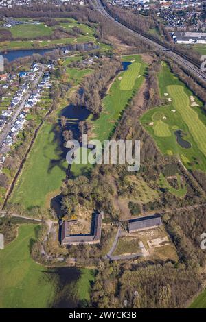 Vue aérienne, Gut Haus Böckum, château aux douves et résidence aristocratique médiévale sur Böckumer Burgweg, parcours de golf de Huckingen et lac Remberger See, Huc Banque D'Images