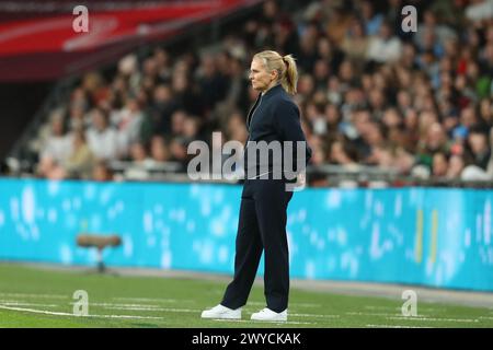 Stade de Wembley, Londres, Royaume-Uni. 5 avril 2024. Football international de qualification européenne pour femmes de l'UEFA, Angleterre contre Suède ; Sarina Wiegman, entraîneur de l'Angleterre, regarde depuis la touche crédit : action plus Sports/Alamy Live News Banque D'Images