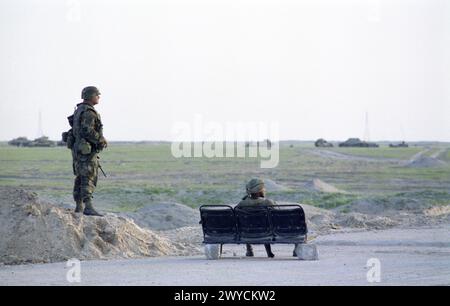 Première Guerre du Golfe : 26 mars 1991 soldats de l'armée américaine au dernier poste de contrôle américain sur la route de Bagdad, à 8 km au sud de Nassiriyah dans le sud de l'Irak. Banque D'Images