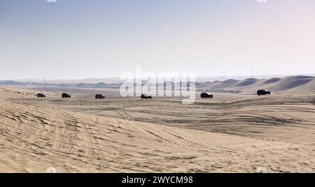 Safari dans le désert, aussi appelé bashing des dunes, à Doha, le safari dans le désert est une activité populaire parmi les touristes au Qatar. Banque D'Images