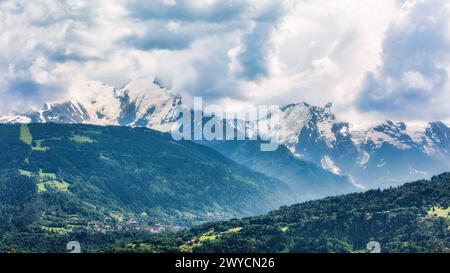 Massif du Mont-Blanc, couvert de nuages orageux Banque D'Images
