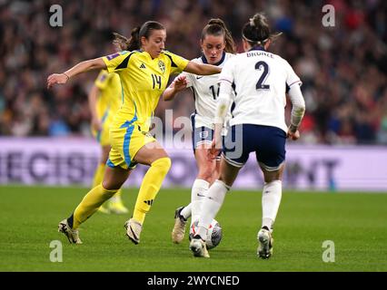 La suédoise Rosa Kafaji (à gauche) se bat pour le ballon contre les anglaises Ella Toone et Lucy Bronze (à droite) lors de la ronde de qualification de l'UEFA Women's Euro 2025 League A, Group A3 match au stade de Wembley, Londres. Date de la photo : vendredi 5 avril 2024. Banque D'Images