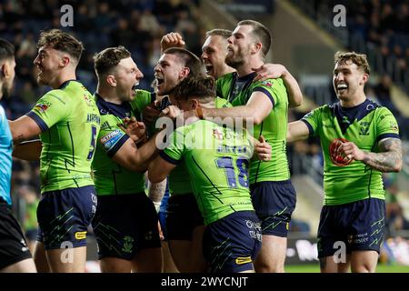 Warrington Wolves Danny Walker (caché) célèbre avoir marqué le quatrième essai de son équipe avec ses coéquipiers lors du match de Super League de Betfred au stade AMT Headingley Rugby de Leeds. Date de la photo : vendredi 5 avril 2024. Banque D'Images