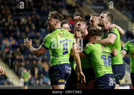 Warrington Wolves Danny Walker (caché) célèbre avoir marqué le quatrième essai de son équipe avec ses coéquipiers lors du match de Super League de Betfred au stade AMT Headingley Rugby de Leeds. Date de la photo : vendredi 5 avril 2024. Banque D'Images