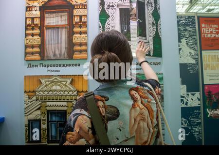 Moscou, Russie. 5 avril 2024. Un visiteur de la non/fiction Vesna (Angl : Spring) foire internationale du livre pour la fiction et la non-fiction de haute qualité tenue au centre d'exposition Gostiny Dvor à Moscou, en Russie Banque D'Images