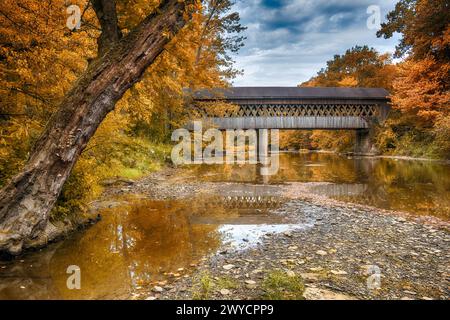 Ohio Covered Bridges scène d'automne tranquille Banque D'Images