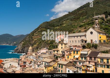 Vue sur les bâtiments dans la ville de Vernazza contre le flanc de la montagne le jour ensoleillé Banque D'Images