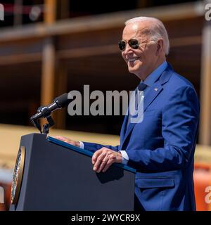 Chandler, États-Unis d'Amérique. 20 mars 2024. Joe Biden, président des États-Unis, prononce un discours annonçant l'octroi de bourses à Intel Corporation pour développer la production de semi-conducteurs aux États-Unis, au campus Intel Ocotillo, le 20 mars 2024, à Chandler, Arizona. Crédit : Adam Schultz/White House photo/Alamy Live News Banque D'Images