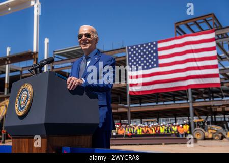 Chandler, États-Unis d'Amérique. 20 mars 2024. Joe Biden, président des États-Unis, prononce un discours annonçant l'octroi de bourses à Intel Corporation pour développer la production de semi-conducteurs aux États-Unis, au campus Intel Ocotillo, le 20 mars 2024, à Chandler, Arizona. Crédit : Adam Schultz/White House photo/Alamy Live News Banque D'Images