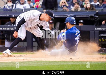 Bronx, États-Unis. 05th Apr, 2024. Les Blue Jays de Toronto, le joueur de terrain de gauche Daulton Varsho (25), marque sur un terrain sauvage au large du lanceur de secours des Yankees de New York, Nick Burdi, en neuvième manche de la journée d’ouverture au Yankee Stadium, le vendredi 5 avril 2024 à New York. Photo de Corey Sipkin/UPI crédit : UPI/Alamy Live News Banque D'Images