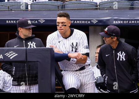 Bronx, États-Unis. 05th Apr, 2024. Aaron Judge (99), le joueur du centre des Yankees de New York, regarde dans la neuvième manche contre les Blue Jays de Toronto lors de la journée d’ouverture au Yankee Stadium le vendredi 5 avril 2024 à New York. Photo de Corey Sipkin/UPI crédit : UPI/Alamy Live News Banque D'Images