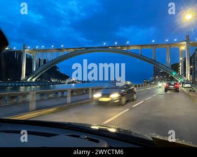 Le pont Arrabida sur le fleuve Douro à Porto, Portugal, Europe Banque D'Images