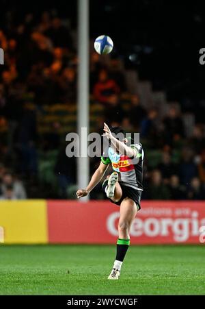 Twickenham, Royaume-Uni. 05th Apr, 2024. Coupe des Champions d'Europe de rugby. Harlequins V Glasgow Warriors. Twickenham Stoop. Twickenham. Marcus Smith (Harlequins) donne un coup de pied lors de la manche 16 de la Coupe des champions Harlequins V Glasgow Warriors Investec. Crédit : Sport in Pictures/Alamy Live News Banque D'Images