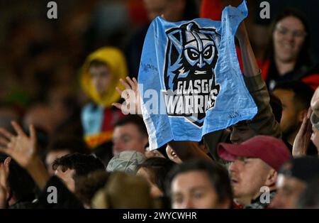 Twickenham, Royaume-Uni. 05th Apr, 2024. Coupe des Champions d'Europe de rugby. Harlequins V Glasgow Warriors. Twickenham Stoop. Twickenham. Les fans de Glasgowfans agitent leur drapeau lors de la manche 16 de la Coupe des champions Harlequins V Glasgow Warriors Investec. Crédit : Sport in Pictures/Alamy Live News Banque D'Images