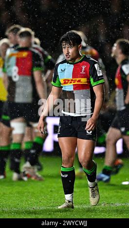 Twickenham, Royaume-Uni. 05th Apr, 2024. Coupe des Champions d'Europe de rugby. Harlequins V Glasgow Warriors. Twickenham Stoop. Twickenham. Marcus Smith (Harlequins) lors de la manche 16 de la Coupe des champions Harlequins V Glasgow Warriors Investec. Crédit : Sport in Pictures/Alamy Live News Banque D'Images