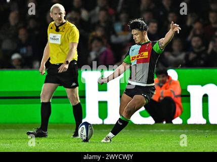 Twickenham, Royaume-Uni. 05th Apr, 2024. Coupe des Champions d'Europe de rugby. Harlequins V Glasgow Warriors. Twickenham Stoop. Twickenham. Marcus Smith (Harlequins) donne un coup de pied lors de la manche 16 de la Coupe des champions Harlequins V Glasgow Warriors Investec. Crédit : Sport in Pictures/Alamy Live News Banque D'Images