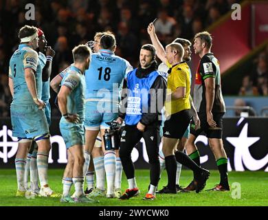 Twickenham, Royaume-Uni. 05th Apr, 2024. Coupe des Champions d'Europe de rugby. Harlequins V Glasgow Warriors. Twickenham Stoop. Twickenham. Tual Trainini (arbitre) montre le carton jaune à Joe Marler (Harlequins, absent de la photo) lors de la manche des 16 Harlequins V Glasgow Warriors Investec Champions Cup. Crédit : Sport in Pictures/Alamy Live News Banque D'Images