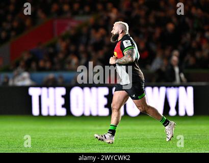 Twickenham, Royaume-Uni. 05th Apr, 2024. Coupe des Champions d'Europe de rugby. Harlequins V Glasgow Warriors. Twickenham Stoop. Twickenham. Joe Marler (Harlequins) s'enfuit après avoir reçu le carton jaune lors de la manche 16 de la Coupe des champions Harlequins V Glasgow Warriors Investec. Crédit : Sport in Pictures/Alamy Live News Banque D'Images