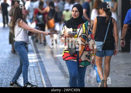 Athènes : femme musulmane dans la rue Ermou. Grèce Banque D'Images