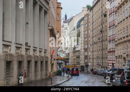 VIENNE, AUTRICHE - 22 MAI 2019 : C'est la rue Tiefer Graben dans le centre-ville, vide sous la pluie de printemps. Banque D'Images