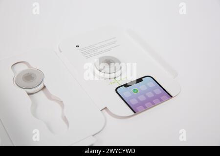 Gros plan d'un nouvel Apple AirTag dans un pack Banque D'Images