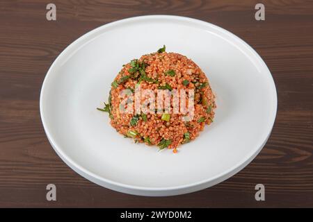 Salade de quinoa avec lentilles et persil dans un bol. Quinoa et salade de lentilles dans une assiette vue d'en haut - concept de pose à plat. Banque D'Images