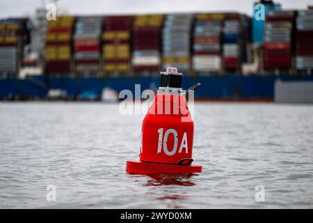 L'équipe d'aides à la navigation de la Garde côtière américaine (ANT) L'équipe de navigation de Baltimore a placé des marqueurs de chenaux de bouées à l'intervention du pont Francis Scott Key à Baltimore, le 1er avril 2024. Les équipages DE FOURMIS utilisent ces bouées pour marquer le nouveau chenal de remplacement temporaire pour les navires commercialement essentiels pendant l'intervention à Key Bridge. (Photo du Key Bridge Response 2024 Unified Command par Taylor Bacon, quartier-maître de 2e classe de la Garde côtière américaine) Banque D'Images
