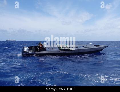 Les membres d'équipage de l'USCGC Margaret Norvell (WPC 1105) montent à bord d'un navire de contrebande de drogue transportant 30 balles de stupéfiants illégaux à environ 190 miles au sud de Porto Rico le 24 mars 2024. Les balles pesaient plus de 1 850 livres et leur valeur marchande était estimée à environ 24,3 millions de dollars. (Photo de la Garde côtière américaine avec l'aimable autorisation de l'équipage Margaret Norvell de l'USCGC) Banque D'Images