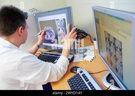 IMRT, radiothérapie avec modulation d'intensité, planification du traitement de radiothérapie 3D du cancer de l'abdomen, radiothérapie, Hôpital Donostia, Saint-Sébastien, Gipuzkoa, pays basque, Espagne. Banque D'Images