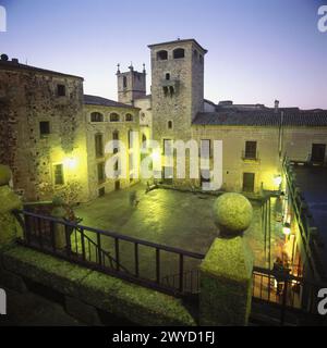 Palacio de los Golfines de Abajo (à droite), Casa de la Becerra (à gauche) et la cathédrale Santa Maria en arrière-plan. Cáceres. Espagne. Banque D'Images