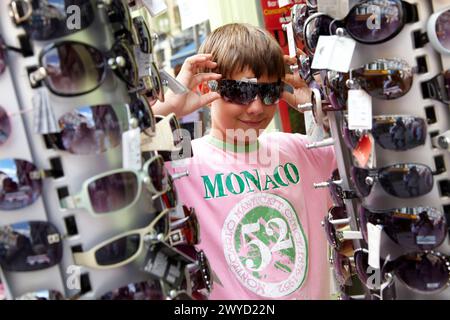 Lunettes de soleil, zone commerçante, Bayonne. Pays Basque Français, Aquitaine, Pyrénées-Atlantiques, France. Banque D'Images