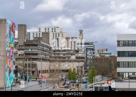 Vue sur le paysage urbain de Southampton depuis Central Station Bridge vers le centre-ville et Blechynden Terrace, Southampton, Angleterre, Royaume-Uni Banque D'Images