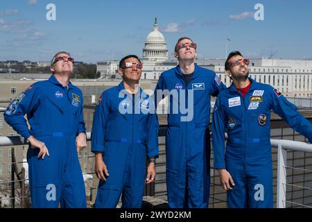 19 mars 2024 - Washington, District of Columbia, États-Unis - les astronautes de la NASA Stephen Bowen, à gauche, Frank Rubio, Warren Hoburg, et l'astronaute des Émirats arabes Unis Sultan Alneyadi, à droite, posent pour une photo portant des lunettes solaires, mardi 19 mars 2024, au siège de la NASA Mary W. Jackson à Washington. Bowen, Hoburg et Alneyadi ont passé 186 jours à bord de la Station spatiale internationale dans le cadre de l'expédition 69 ; tandis que Rubio a établi un nouveau record pour le plus long vol spatial unique par un astronaute américain, passant 371 jours en orbite sur une mission étendue couvrant les expéditions 68 et 69. (Crédit Banque D'Images