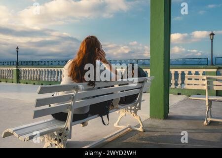 Femme profitez de la vue sur Monte Serrat, Santos SP Brésil. 3 avril 2024. Banque D'Images