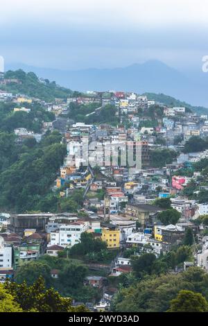 Favela dans les montagnes de Santos, SP Brésil. 3 avril 2024. Banque D'Images