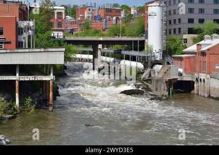 SHERBROOKE, QUÉBEC, CANADA - 6 MAI 2022 - rivière Magog centrale hydroélectrique Sherbrooke Abenakis. Grand pentock blanc et passerelle. Banque D'Images