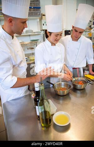 Préparation du tartre de saumon. École de cuisine Luis Irizar. Donostia, Gipuzkoa, pays Basque, Espagne. Banque D'Images