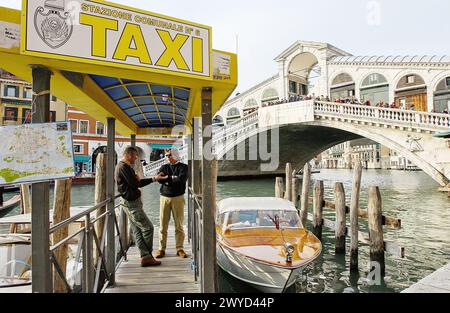 Pont du Rialto sur le Grand canal. Venise. Vénétie, Italie. Banque D'Images