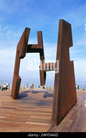 Sculpture de Jorge Oteiza sur le Paseo Nuevo (promenade). San Sebastián. Euskadi. Espagne. Banque D'Images