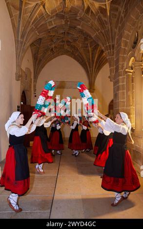 Groupe de danseurs basques, Cloître de l'ancien couvent dominicain (XVIe siècle), Musée San Telmo, Donostia, San Sebastian, Gipuzkoa, pays Basque, Espagne, Europe. Banque D'Images