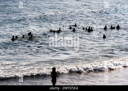 Salvador, Bahia, Brésil - 14 février 2019 : on voit des gens s'amuser sur la plage d'Ondina. Ville de Salvador, Bahia. Banque D'Images